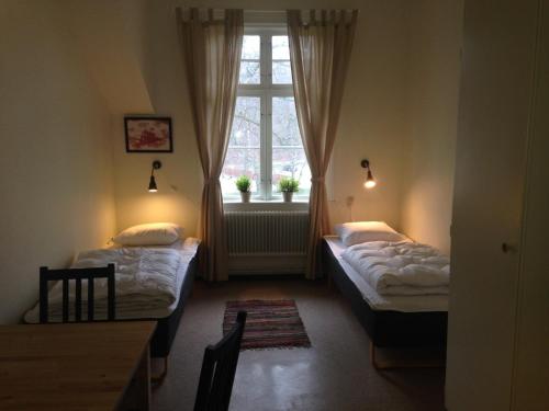 2 twin beds