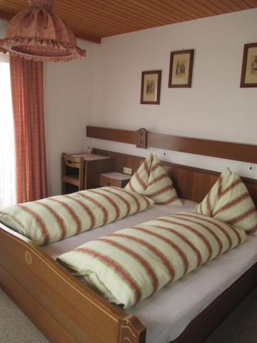 1 queen bed, 1 twin bed