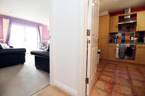 OPP Apartments PW - Contractors and workers, King bed, Harbour front, Parking, WiFi, Smart Tvs