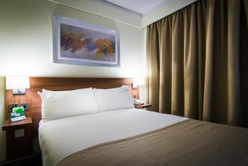 2 twin beds, 1 sofa bed