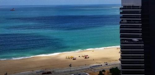 Beira mar Meireles a um passo do mar