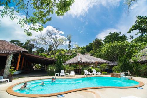 Piscina, Phi Phi The Beach Resort in Long Beach