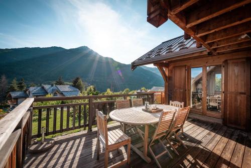 Chalet Hibou, large chalet with mountain views and close to slopes Serre Chevalier Chantemerle