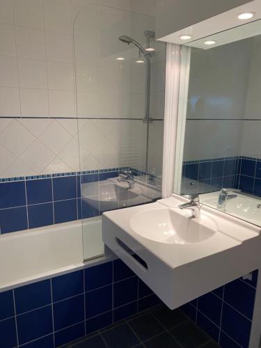 Bathroom, Hotel La Tarentaise in Meribel
