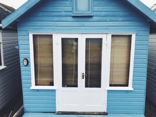 Stargazing Beach Hut on Mudeford Sandbank with wake up sea views photo 1