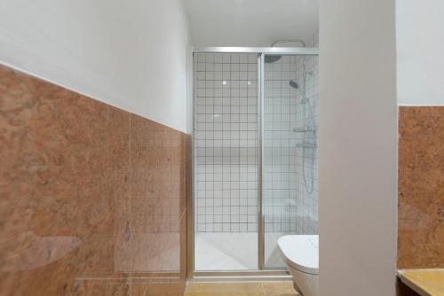 LovelyStay - Bright Studio Downtown with AC