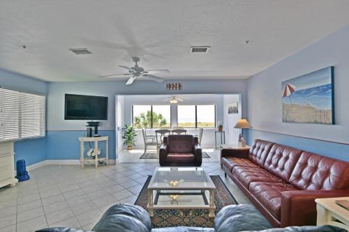 Beach Front and Walking Distance to Village - image 4