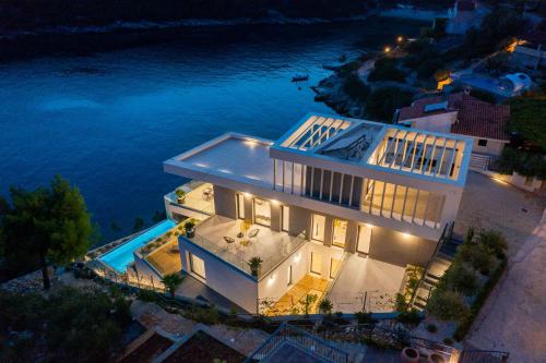 Beachfront Villa Extravaganza with Infinity Pool - Accommodation - Vinišće