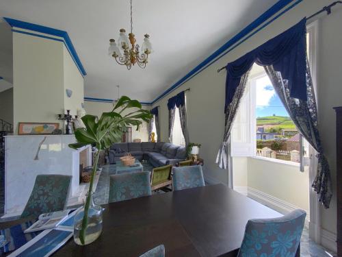 ห้องส่วนกลางสำหรับนั่งเล่น/ดูทีวี, Villa Varzea - Garden Suite in กีเนเตส