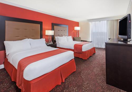 2 queen beds