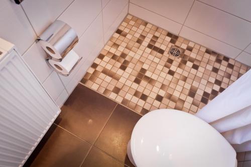 ห้องน้ำ, Hotel Spies in กลาเดนบัค
