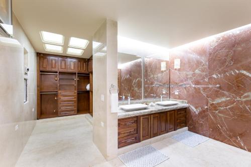 Presidential Suite image 2