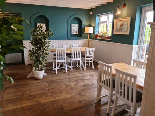 The Red Lion - image 9