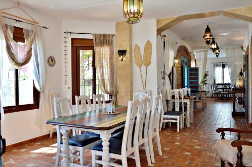 Koplietošanas atpūtas telpa ar TV, Villa Malaga con Jacuzzi Piscina vallada Barbacoa By AndaraHolidays in Sayalonga