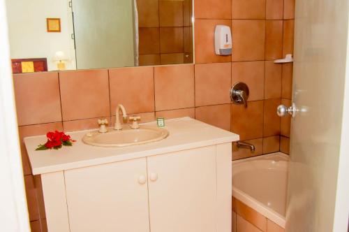 Grand West Villas, Nadi (photo 4)
