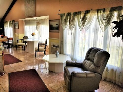 Americas Best Value Inn Arkansas City - image 2