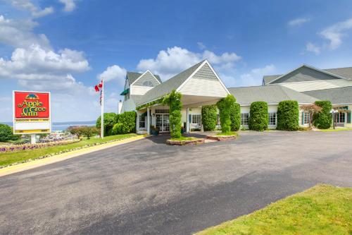 Apple Tree Inn; SureStay Collection by Best Western in Petoskey, USA