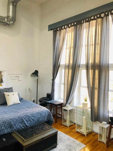 UPDATED Amazing Bi -Level Condo minutes from water views of New York City in North Bergen, USA