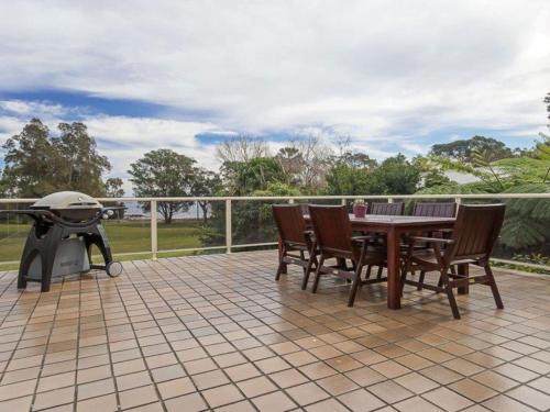 Castaways Beachfront house - Mallabula