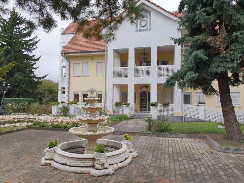  Kiskunlacháza Apartmanház, Pension in Kiskunlacháza bei Tass