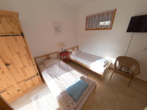 2 twin beds