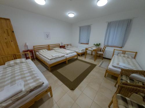 5 twin beds