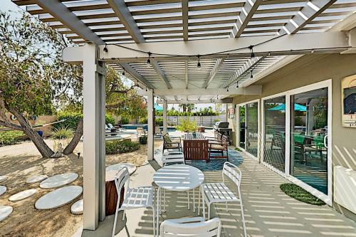 Mid-Century Modern Escape - Pool Hot Tub Firepit home - image 7