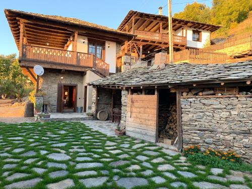 2 bedrooms, 5 beds