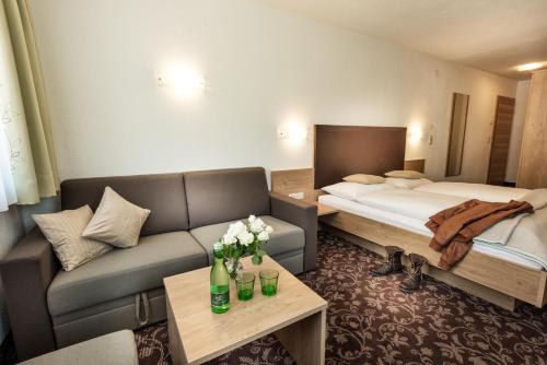 1 king bed, 1 sofa bed