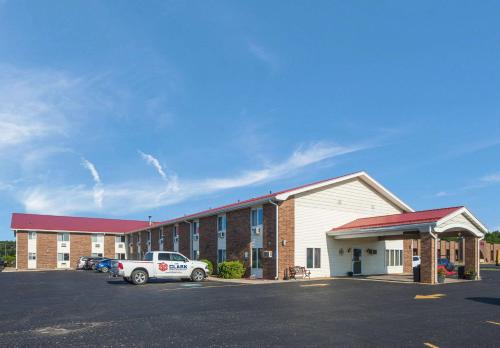 Econo Lodge Inn & Suites - Hotel - Escanaba