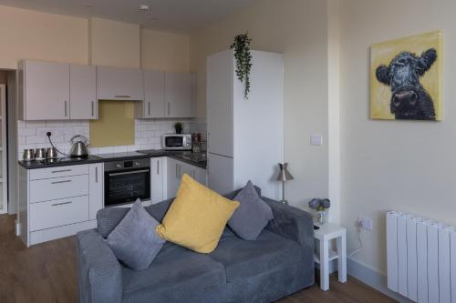 Apartment 6 Isabella House Aparthotel By RentMyHouse - image 5