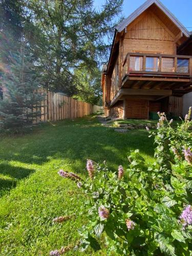 Chalet without Sauna room in Chaty Świerkowe Wzgórze - tylko domki typu superior z prywatną sauną balią kominkiem oraz ogrodzonym prywatnym terenem z grillem domki bez sauny na wspólnym terenie