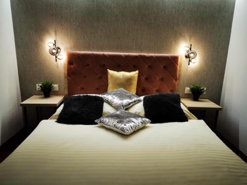 1 queen bed, 1 sofa bed