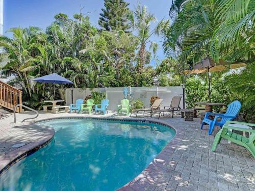 Ideal beach hideaway pool condo located between the island marina and beach in Bradenton Beach, USA