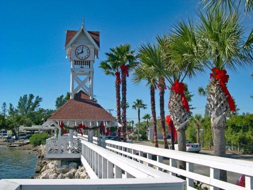 Ideal beach hideaway pool condo located between the island marina and beach - image 8