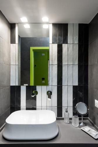 Circle in the Square - image 8