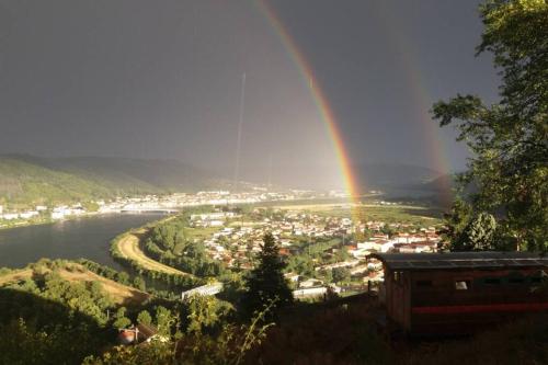 Maisonnette et roulotte perchées en Ardèche gîte à louer Les Coffins