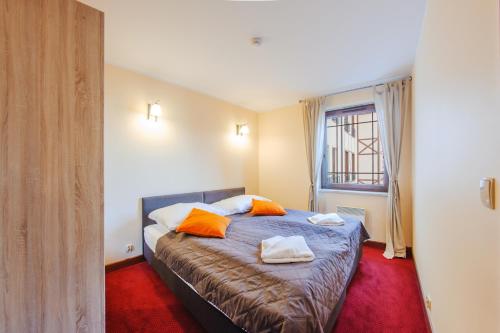 2 twin beds, 1 sofa bed