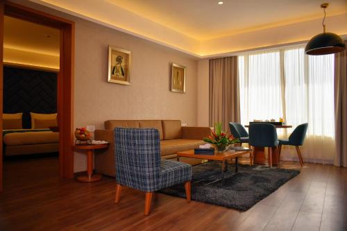 Suite with Hot Tub image 10