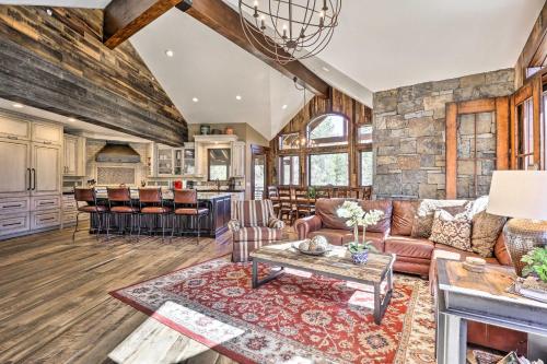 Custom Luxury Mtn Villa with Hot Tub and Walk to Lift in Copper Mountain, USA