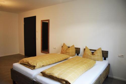 1 queen bed, 1 sofa bed