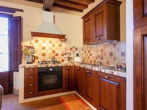  Lavish Farmhouse in Cortona with Pool in Cortona