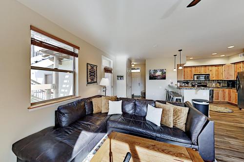 New Listing! Stylish Condo With Garage & Hot Tubs Condo - main image