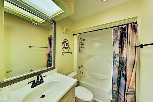 Shipwatch Pointe I Beach Condo with Pool & Hot Tub condo - image 2