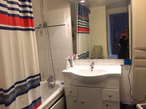 Bathroom, Paris a 7 minutes chambre hote tous commerces parking prive avec supplement in Le Kremlin Bicetre