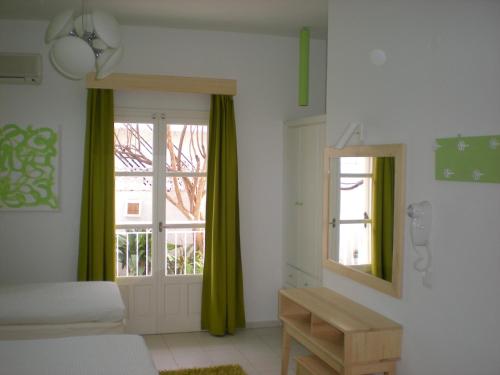 Superior Triple Room image 5