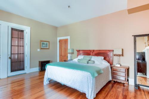 The Belmont Inn Room Type - Standard Room, 1 Queen Bed, Pet-friendly