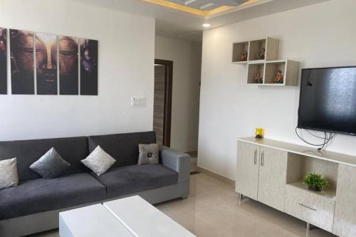 . Luxurious 2bhk with huge terrace, partial river view