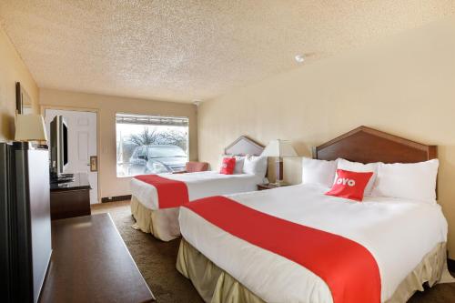 2 queen beds