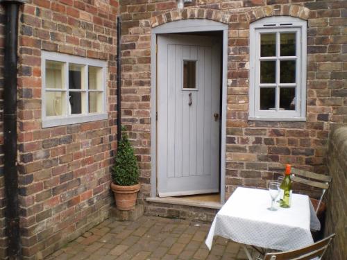 Duken Courtyard Cottage - image 4
